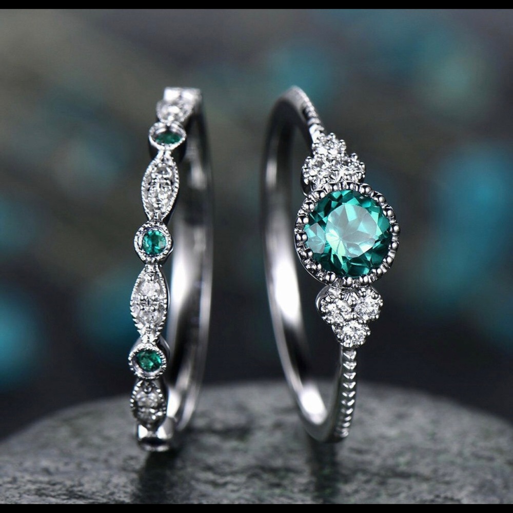 2 Silver Rings Women’s 7.25 Faux Emerald Green Rhinestone Cocktail Jewelry - Picture 2 of 12